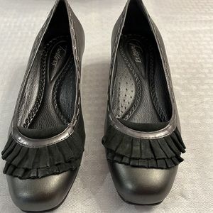 Trotters Silver Gray Low Wedge Heel, NWOT 6M